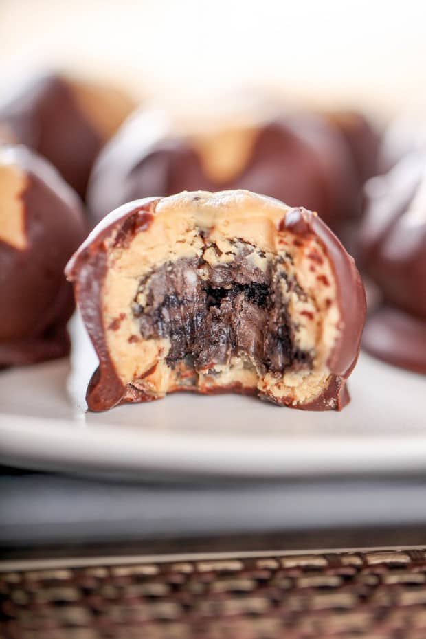Peanut Butter Oreo Truffles: Creamy peanut butter and crunchy oreos coated in rich chocolate. Super easy and no bake!