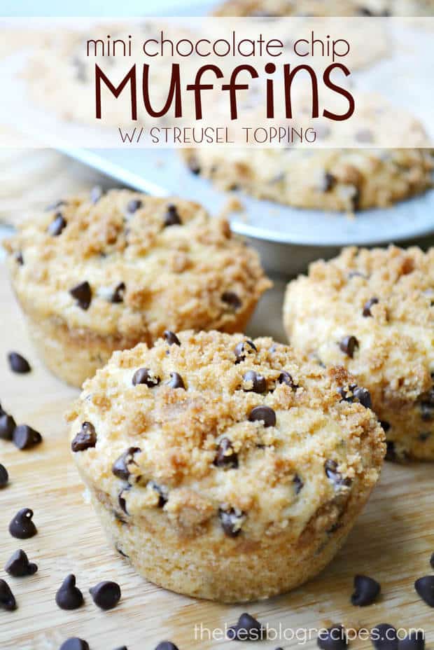 {Mini} Chocolate Chip Muffins w Streusel Topping from thebestblogrecipes.com #dessert #muffins #chocolate