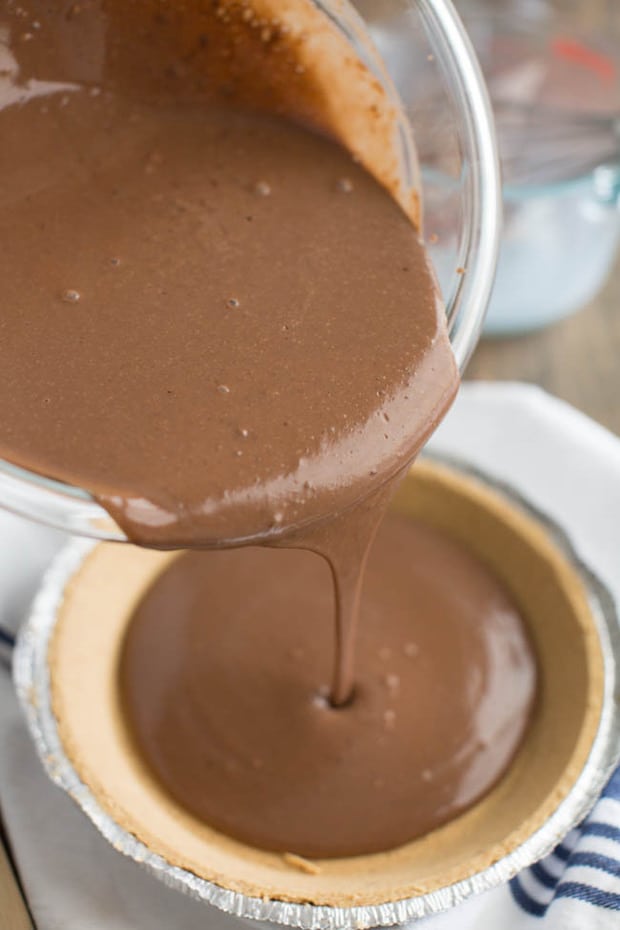 This No-Bake Chocolate Pudding Pie only takes 5 minutes, uses minimal ingredients to make, and your family is really going to love it! 