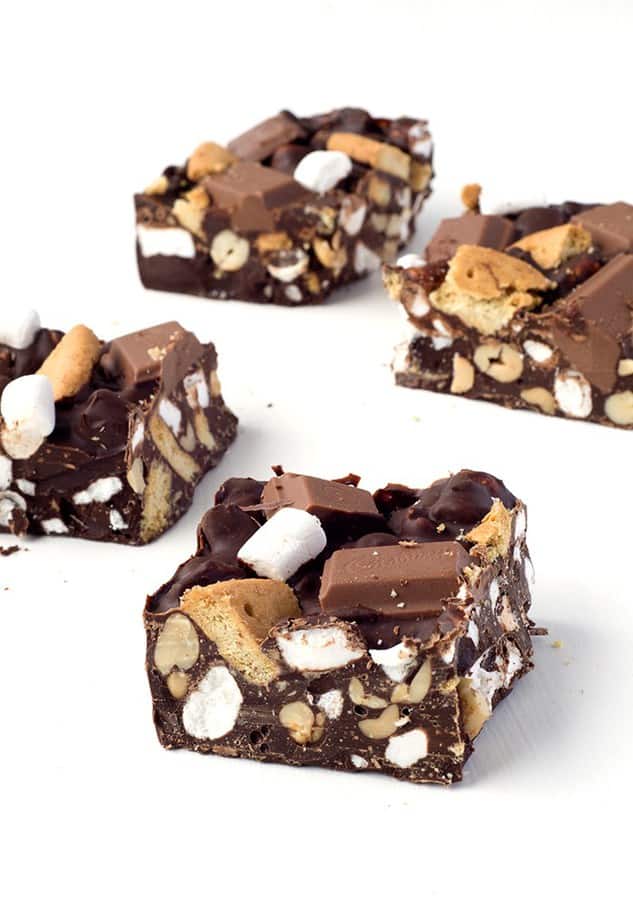 If you’re a fan of America’s favourite campfire treat, then this Easy Smores Rocky Road has YOUR name on it. There’s cookies, there’s marshmallows and there’s chocolate! But wait there’s MORE.
