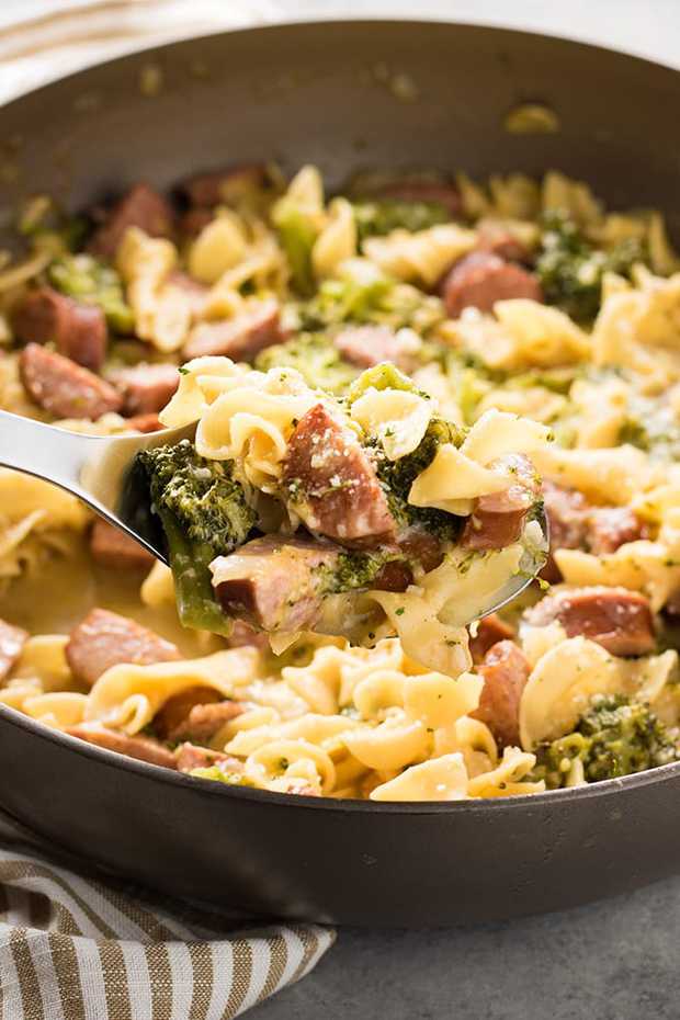 One Pot Cheesy Broccoli Sausage Pasta – An easy and flavorful one pot pasta that is ready to eat in 20 minutes!  This hearty one pan dinner is full of delicious smoked sausage, egg noodles, broccoli, and cheese!