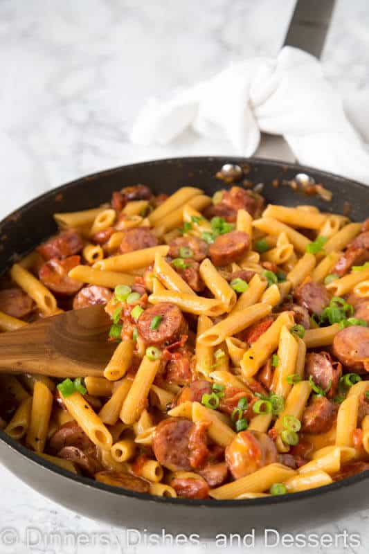 One Pan Cheesy Sausage Pasta – get dinner on the table with these easy pasta recipe. Just one pan, 20 minutes, and you are done!