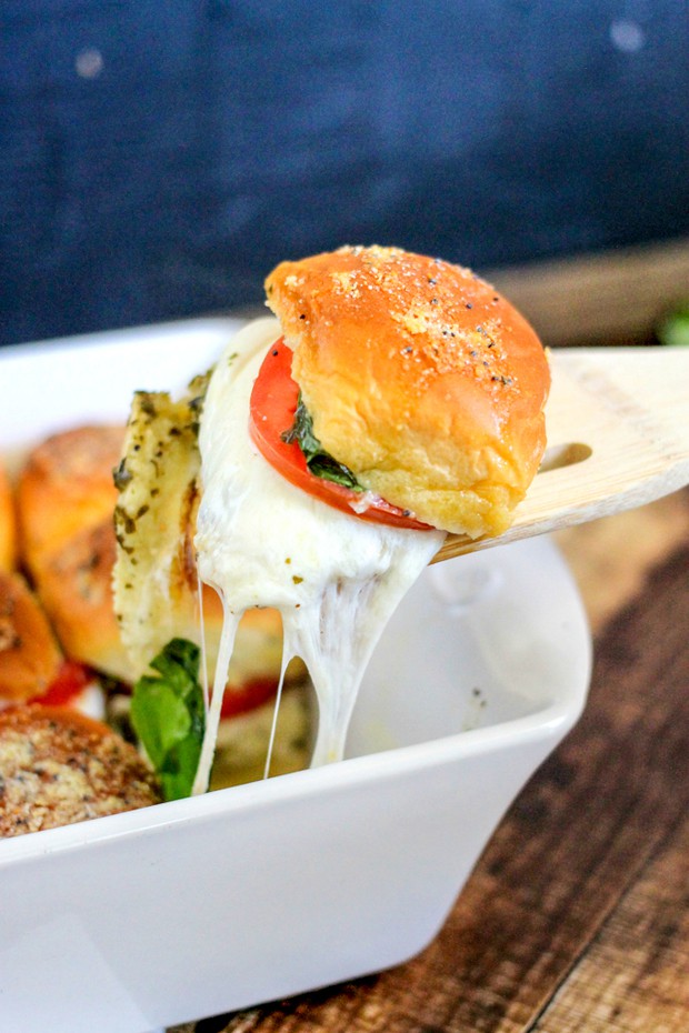 Caprese Sliders with Baked Tomato, Mozzarella, Basil Leaves & Pesto are the perfect party food! Fresh and super delicious!