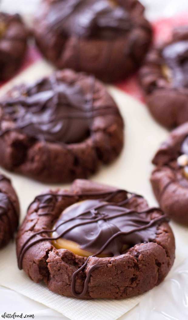 Chocolate Caramel Thumbprint Cookies: These addicting homemade chocolate thumbprint cookies blend chocolate and caramel together to make an amazing dessert/midnight snack. Tomato/Tomahto. Rich, sweet, and practically perfect in every way. Perfect Thanksgiving dessert or Christmas cookie recipe!
