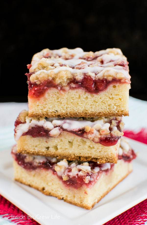 Cherry pie filling, oatmeal crisp, and a glaze turns this Cherry Crisp Coffee Cake into the perfect treat to start your mornings with.