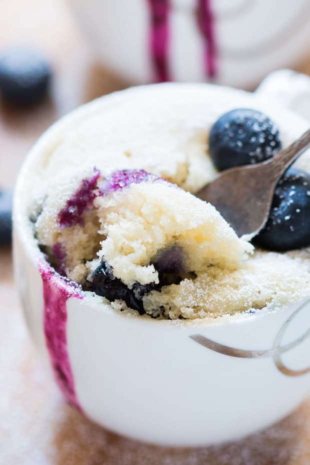 Can we talk about dessert today? Specifically this super fulfilling eggless blueberry mug cake which can be made in TWO minutes in a microwave?