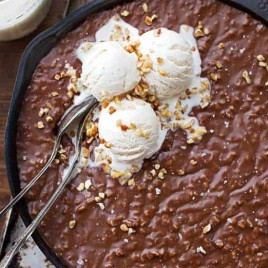 Easy Skillet Dessert Recipes are about to change your life. Trust me when I tell you that you are about to have some new favorite treats! I love an amazing skillet dessert!