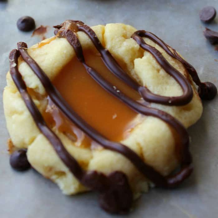 Thumbprint Twix Cookies… an easy buttery shortbread with gooey caramel and drizzled chocolate. Tastes JUST like Twix bars!