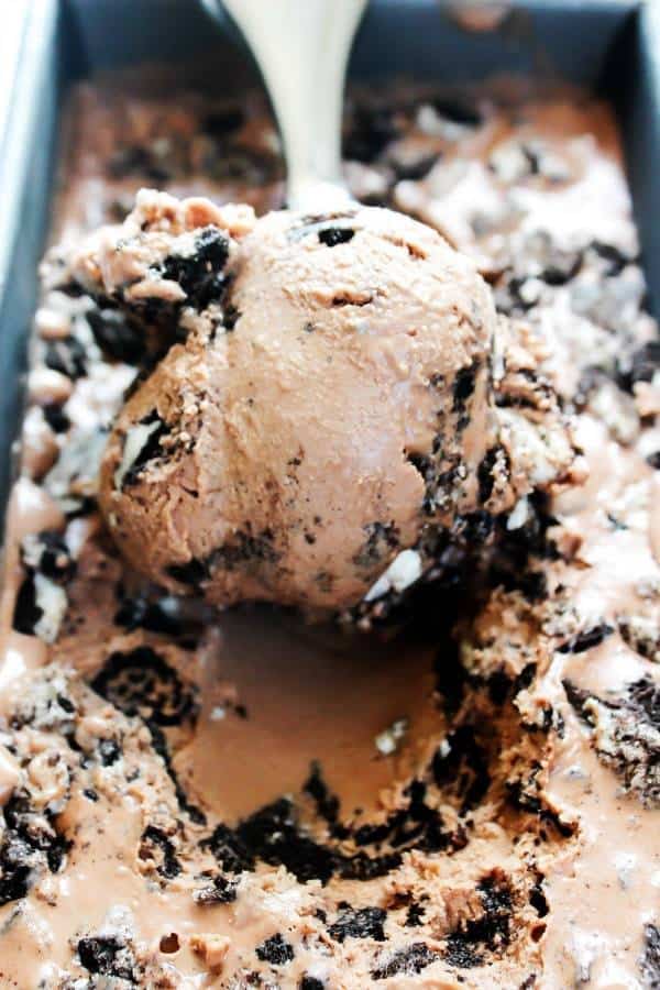 Cookies & Cream Nutella Ice Cream your summer just became a whole lot more delicious with this easy, no-churn homemade ice cream. Oreo chunks in a creamy chocolate Nutella ice cream, cookies & cream can’t get much better than this. Ice cream + Nutella + Oreo cookies = ice cream bliss.