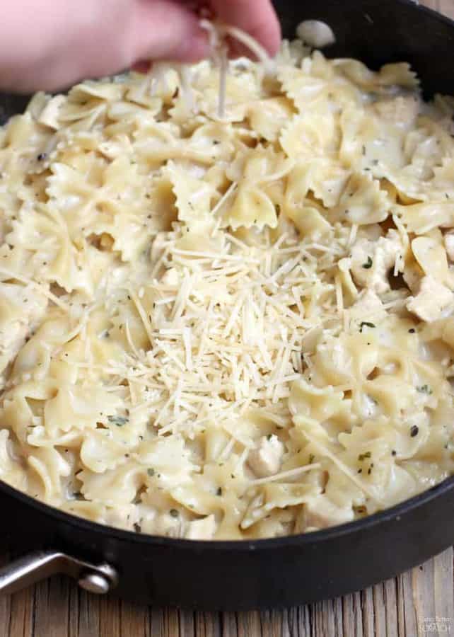 One-Pan Skinny Chicken Alfredo Pasta has all of the yummy flavor of traditional Alfredo, without all the calories! Plus, it’s made in ONE PAN–super easy, and even easier clean-up.