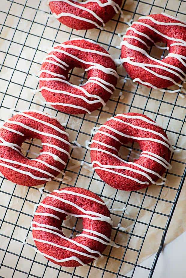 Super moist and spongy baked donuts in classic red velvet flavor topped with powdered sugar or classic vanilla icing. Need I say more? You need these Baked Red Velvet Donuts!