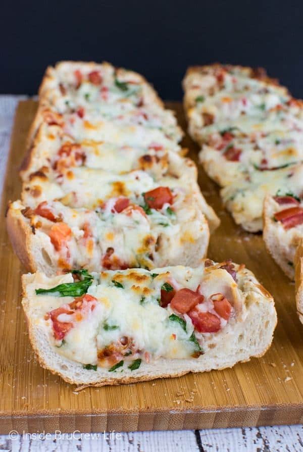 Looking for an easy dinner idea?  This BLT Chicken Alfredo French Bread Pizza is loaded with goodness and is kid approved.