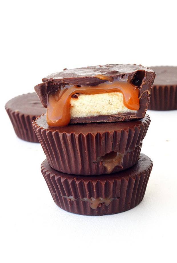Are there any Twix lovers out there? If  caramel makes you weak at the knees (like me)  you are going to go head over heels for these Twix Caramel Chocolate Cups. One bite and you will be introduced to a  lava of homemade caramel atop a sweet and buttery shortbread cookie.