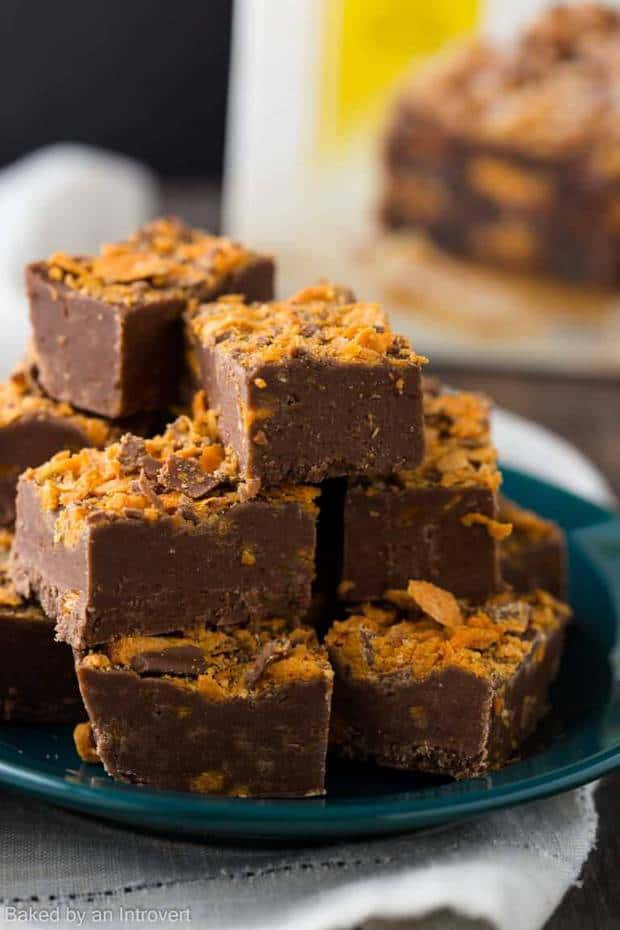 When it comes to homemade fudge, it doesn’t get much easier than 4-ingredient Butterfinger Brownie Fudge. Brownie mix, confectioner’s sugar, butter, and milk are combined to create a silky, melt in your mouth treat. This recipe allows you whip up homemade fudge in just a few minutes and no fancy equipment is necessary.