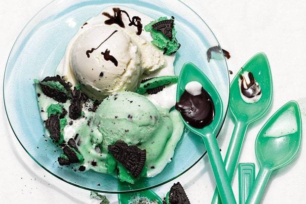 Pretty sundaes that have tons of mint flavor—in the fudge sauce, sugar topping, ice cream, and crumbled cookies.