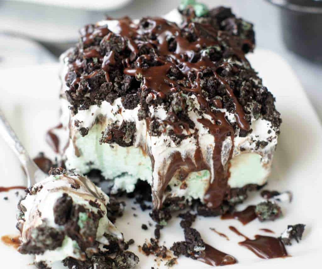 Crushed up Mint Oreos, mint chocolate chip ice cream and hot fudge sauce are what make up this completely fabulous Mint Oreo Ice Cream Dessert.