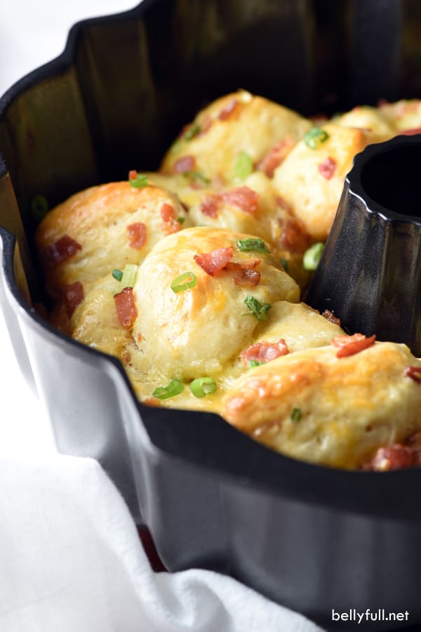 In this easy Breakfast Pull-Apart Bread you can have your eggs, bacon, and toast all in one!
