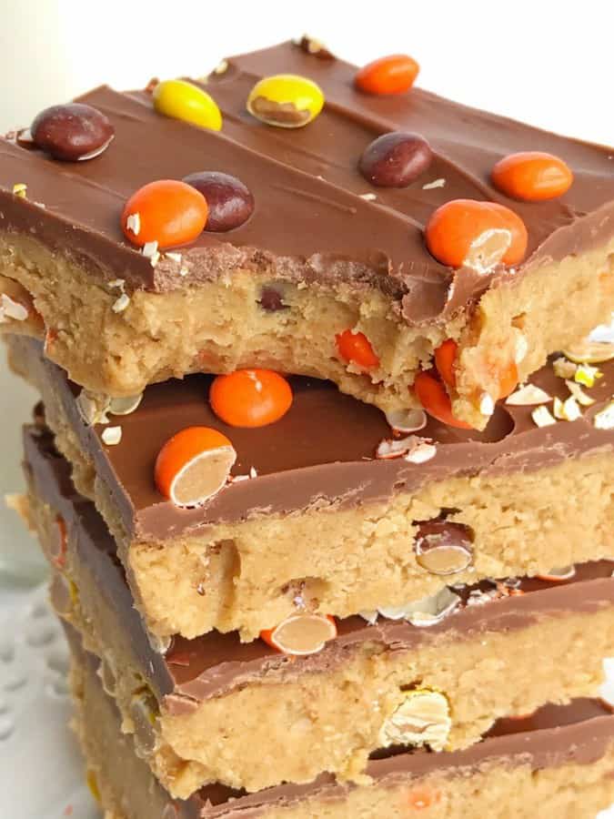 Reese’s Pieces Peanut Butter Bars are an easy, no bake treat that’s loaded with chocolate and peanut butter. They taste exactly like a Reese’s! Add in some mini reese’s pieces for the ultimate chocolate & peanut butter dessert.