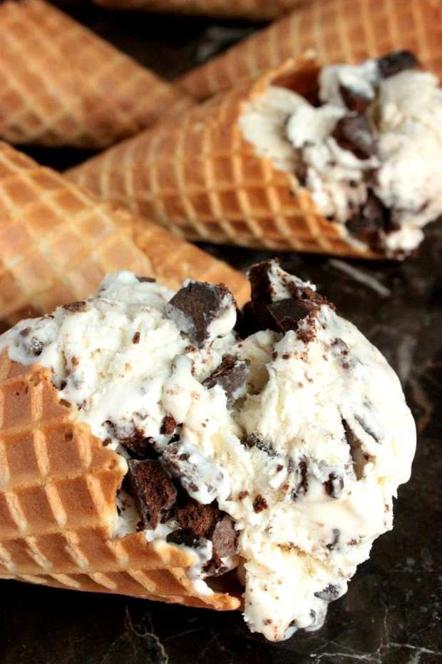 No churn Thin Mint Ice Cream that’s made with Thin Mint Girl Scout Cookies! You don’t need an ice cream maker for this Ice Cream.