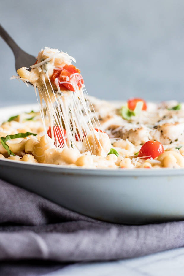 Chicken Caprese Macaroni and Cheese. A quick and easy one pot meal loaded with juicy chicken, cheesy pasta and fresh tomatoes and basil.