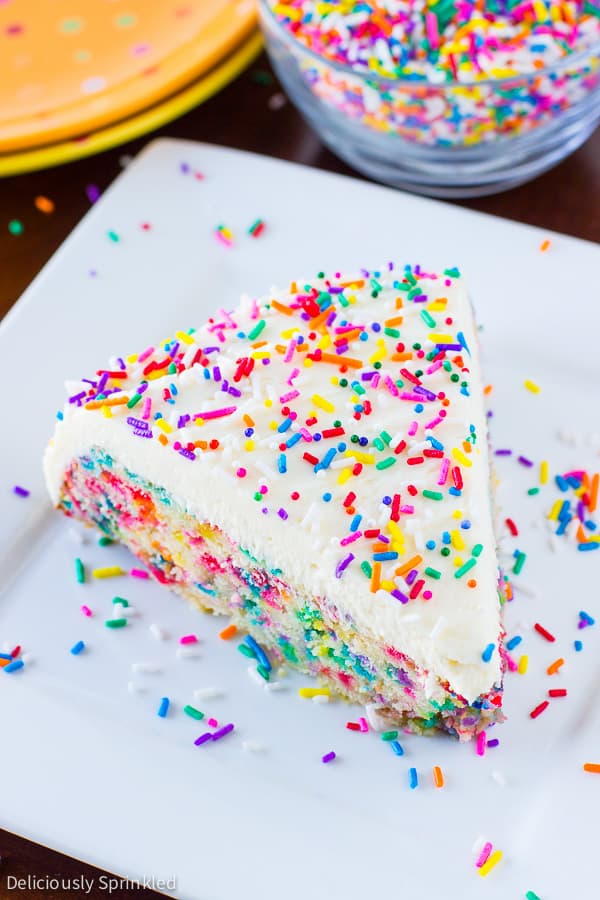They are so colorful and make anything that much more fun. Don’t you agree!? For me, sprinkles just make me happy and they always put a smile on my face. And another thing that puts a smile on my face is this Homemade Funfetti Cake topped with my favorite vanilla buttercream frosting.