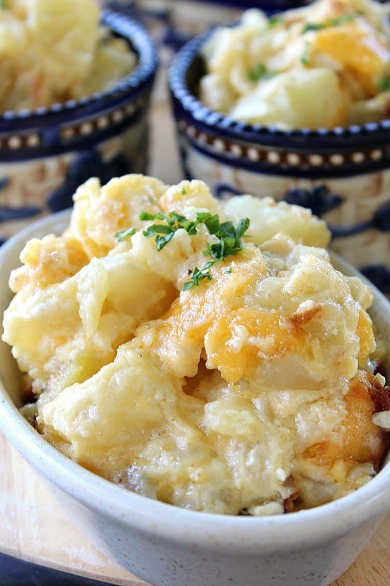  There’s nothing better than a cheesy baked potato casserole to be served with your favorite main meal. This is a great side dish to eat with a steak or roast dinner, or as a vegetarian meal. Deliciously cheesy with tender bite size potatoes, a hint of garlic and delicious sour cream making this a super creamy dish that the whole family will enjoy.