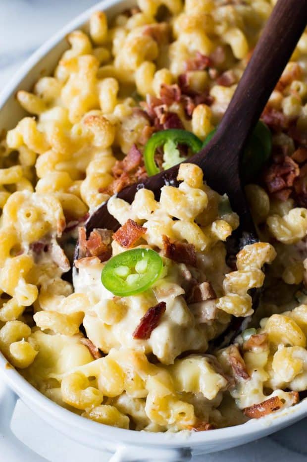 Jalapeno Popper Macaroni and Cheese! This macaroni and cheese tastes just like a jalapeño popper!! Loaded up with fresh jalapeño. Bits of crispy bacon. And the homemade sauce is made ultra creamy by adding cream cheese! You will never want another macaroni and cheese again once you try this one!