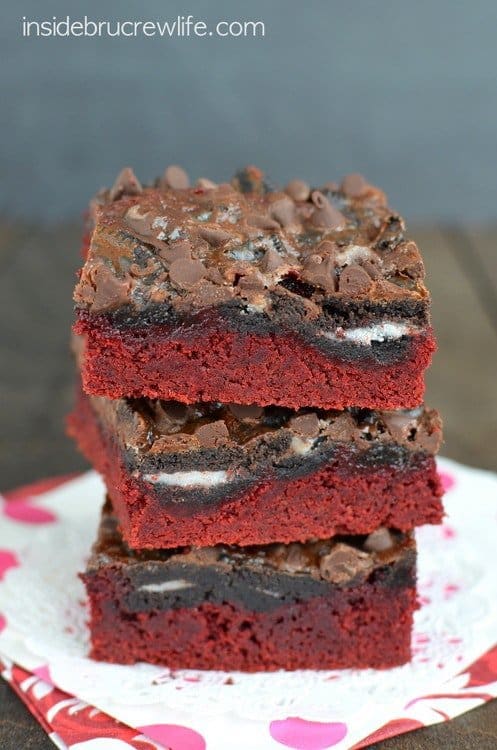 Cookies and chocolate chips add an intense chocolate taste to these Red Velvet Oreo Fudge Bars.  They are the perfect treat for snacking on this Valentine’s Day.