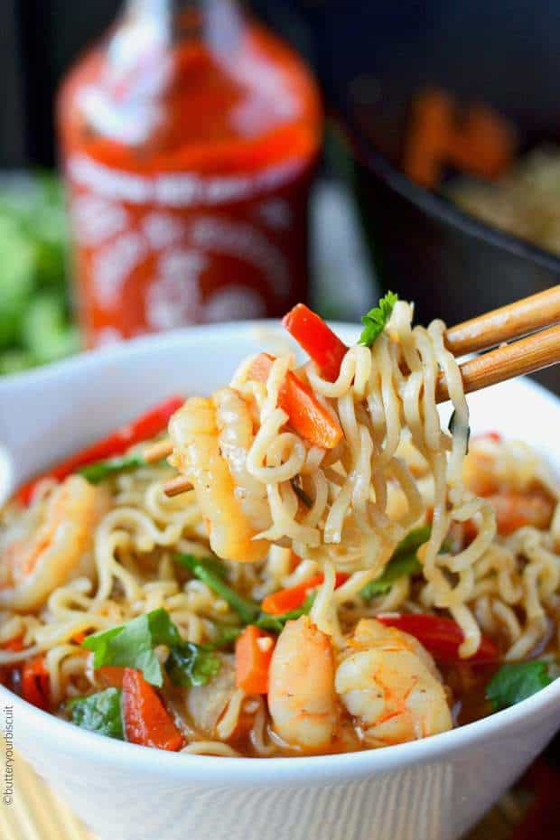 These Spicy Shrimp Ramen Bowls have tender shrimp, crisp veggies and spicy Sriracha!