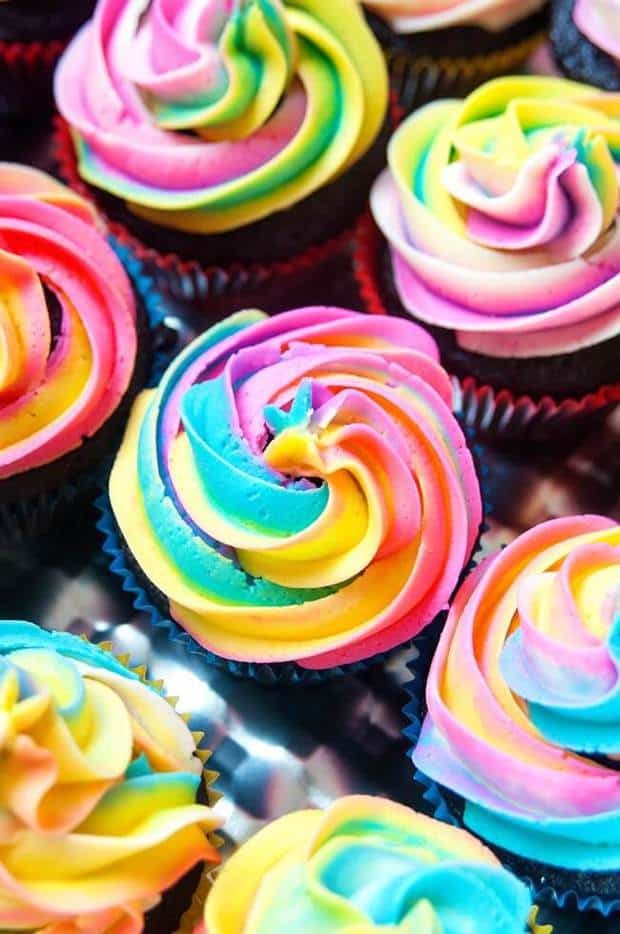 his srainbow frosting recipe is so adorable!