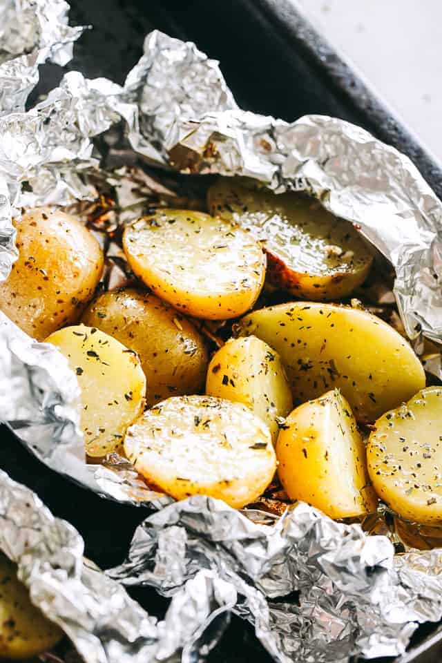 Garlic Herb Grilled Potatoes in Foil – A good dose of garlic, thyme, and rosemary make these potatoes that much more delicious, and the grill gives them just the right amount of crispness and a delicious smoky flavor.