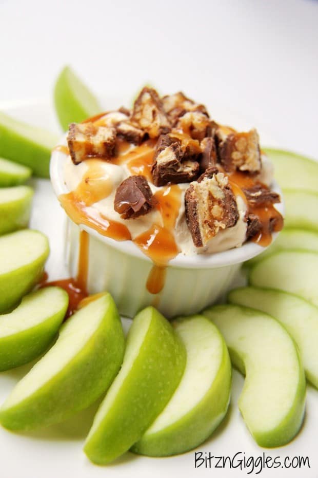 SUPER DUPER yummy recipe for Snicker Caramel Apple Dip. It’s a light, vanilla and caramel fluff loaded with Snicker candy pieces – perfect for apple dipping!