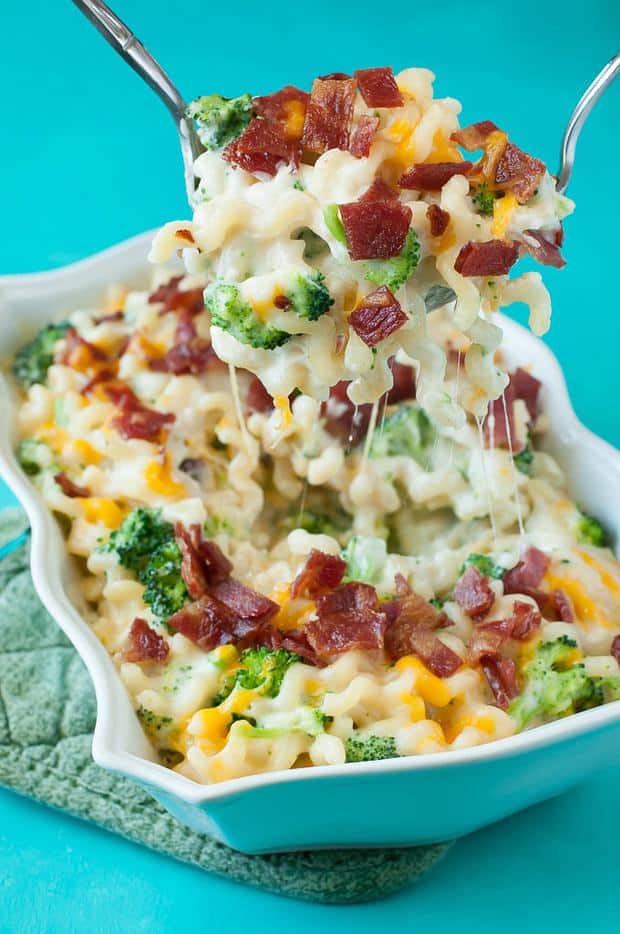 Bacon broccoli mac and cheese loaded with gorgeous green broccoli and topped with crispy bacon… this cheesy comfort food is ready to rock your face off! My family goes nuts over this easy cheesy dish!