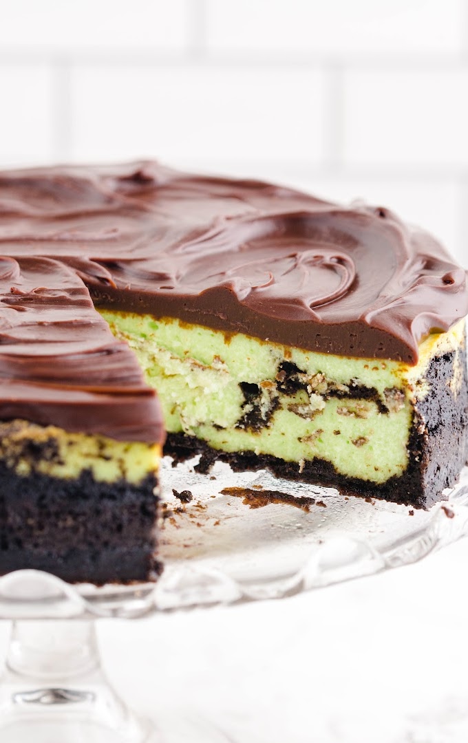 https://thebestblogrecipes.com/wp-content/uploads/2021/11/Mint-Chocolate-Cheesecake-Featured-Image-.jpg