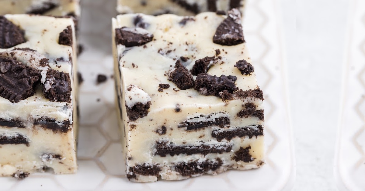 Cookies and Cream Fudge stacked on top of each other