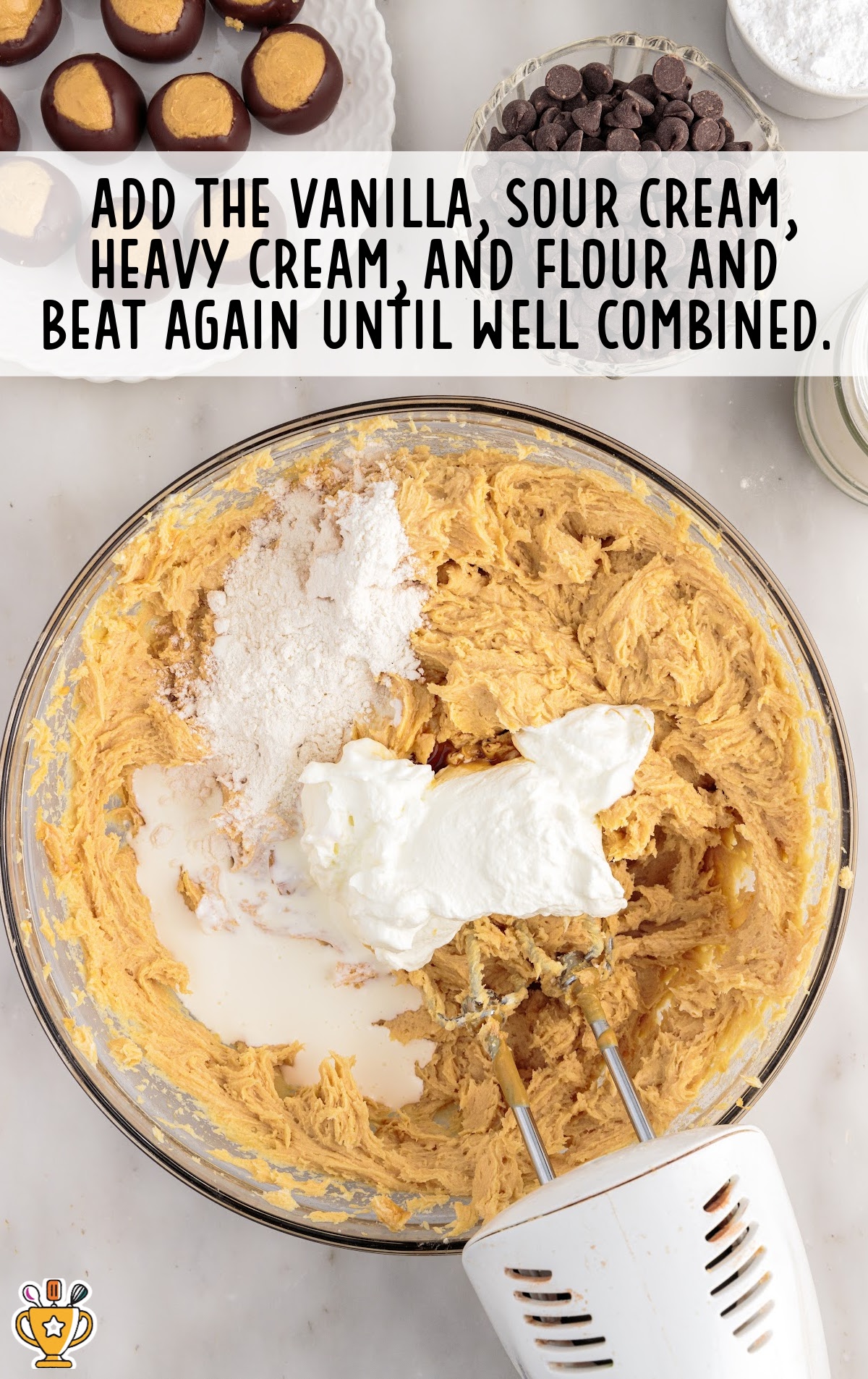 Vanilla, sour cream, Heavy cream and flour added in a bowl