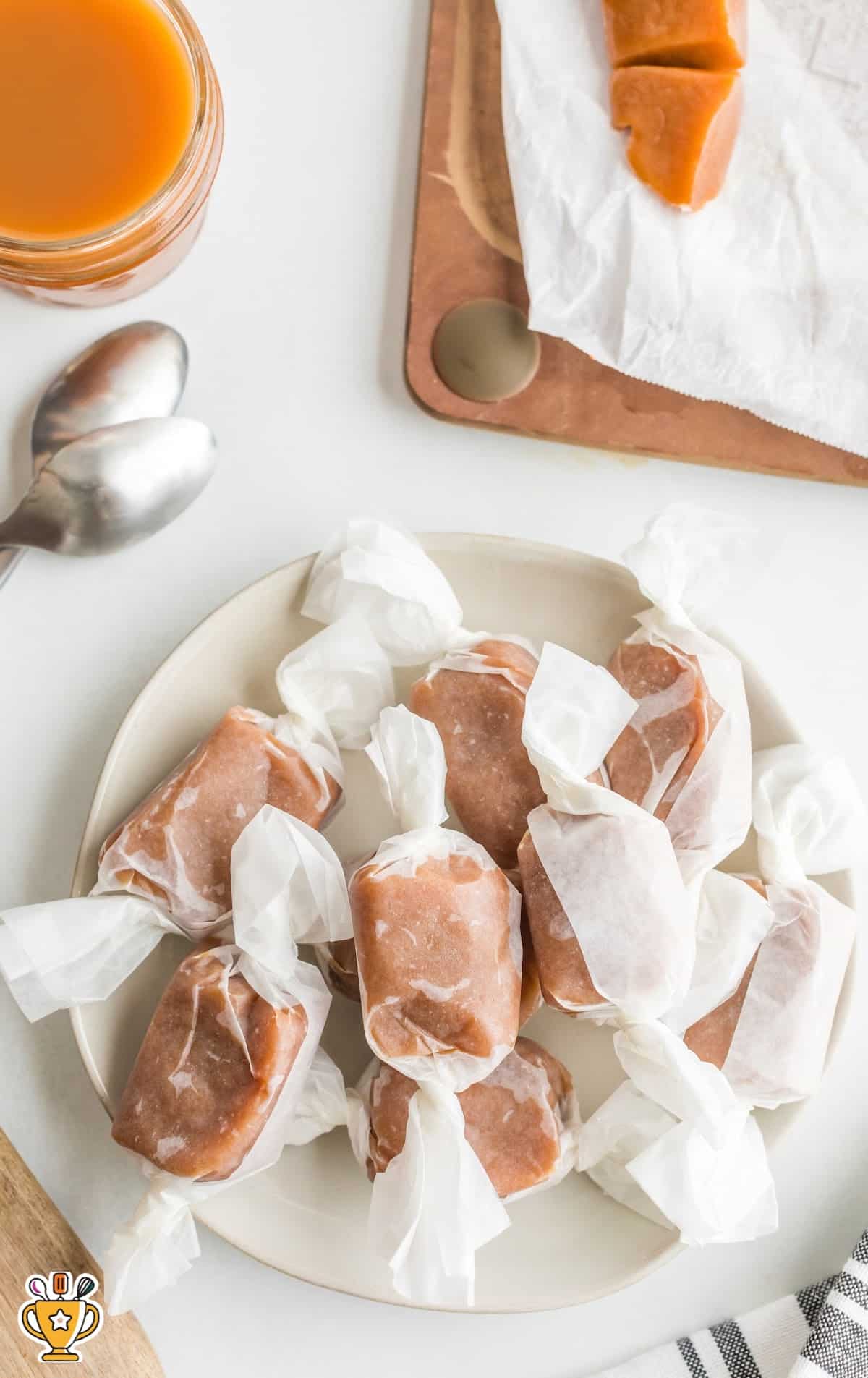 A white plate full of Caramels