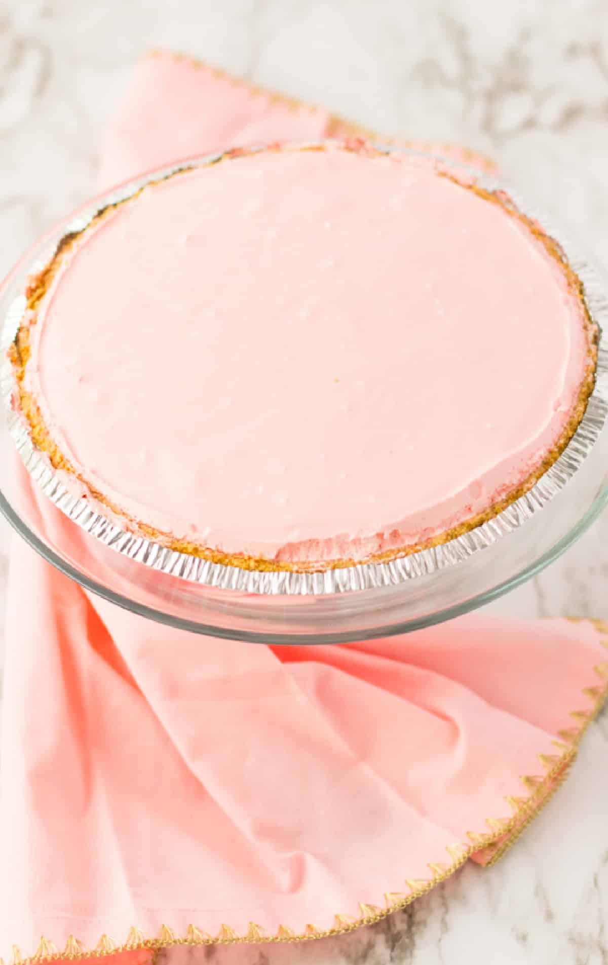 A while strawberry jello pie.