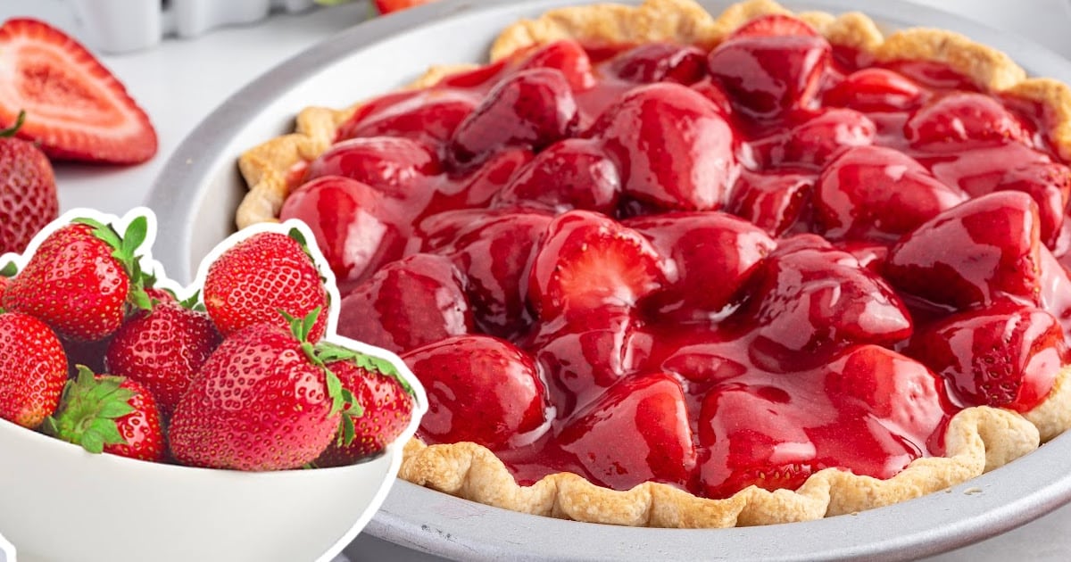 Strawberry Pie and a bowl of strawberries on the side