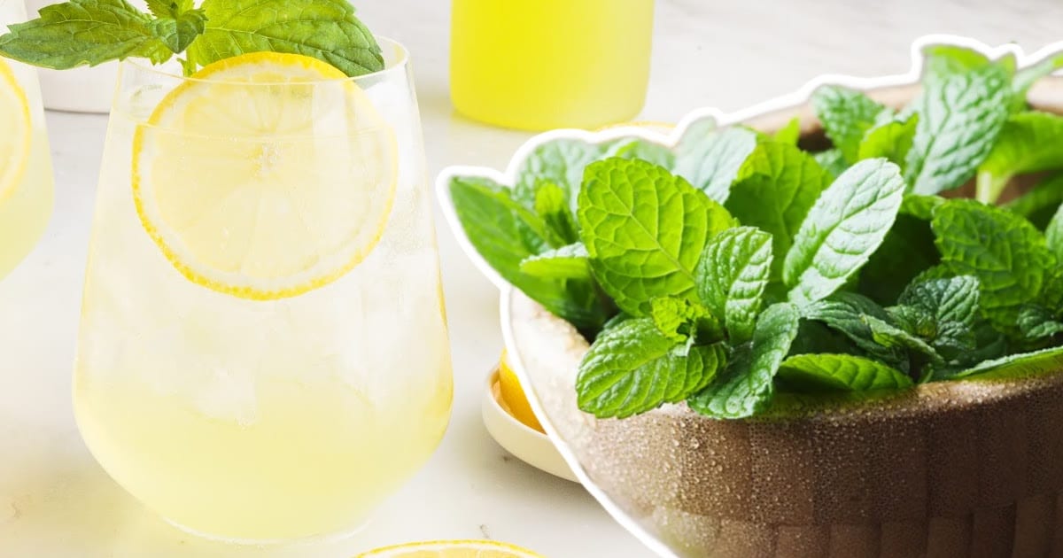 a glass of Limoncello Spritz